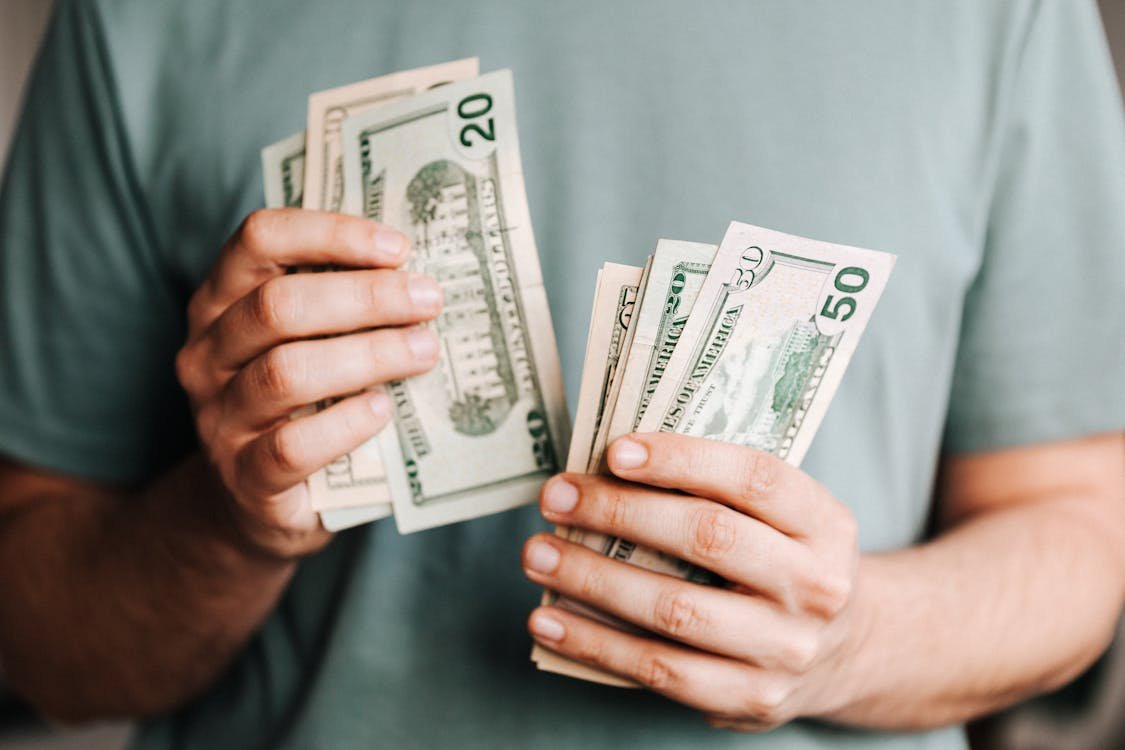Melhores bancos digitais em 2026 — smartphone com aplicativo de banco digital